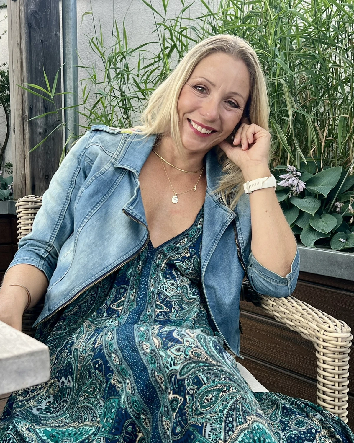 Silje smiler, omgitt av grønne planter